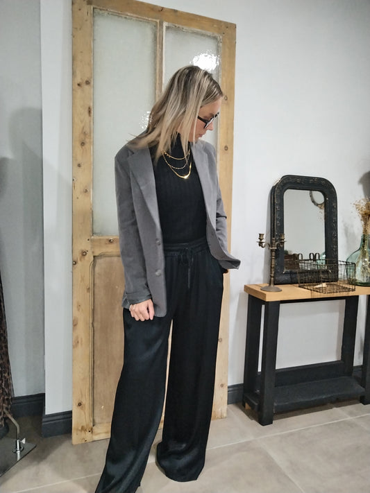 Chic et intemporel, le blazer est une pièce incontournable de notre garde robe