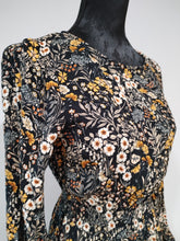 Charger l&#39;image dans la galerie, Robe courte noire imprimé fleuri couleur d&#39;automne Taille 34
