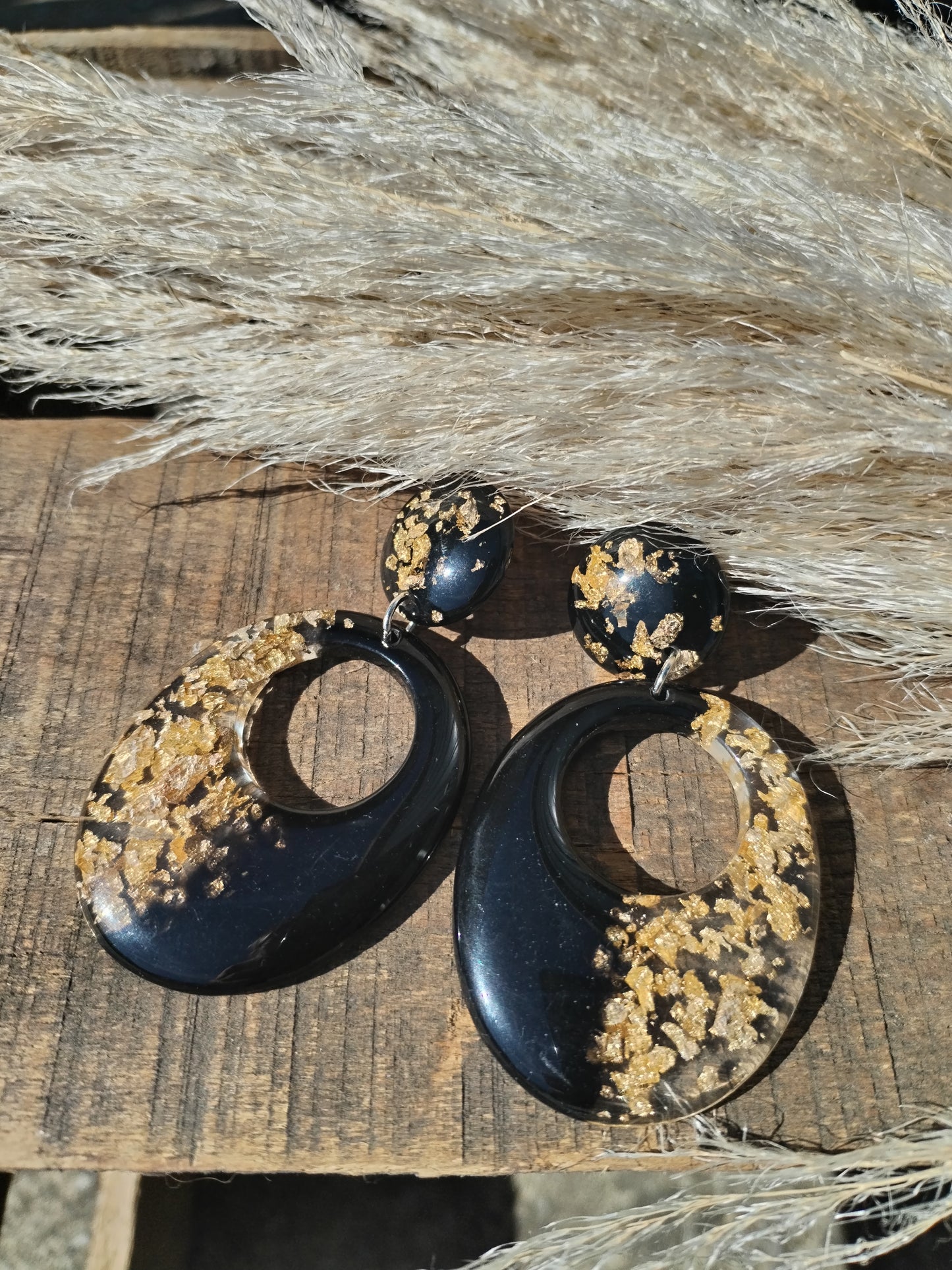 Boucles d'oreilles à tige en résine avec un côté transparent avec paillettes dorées