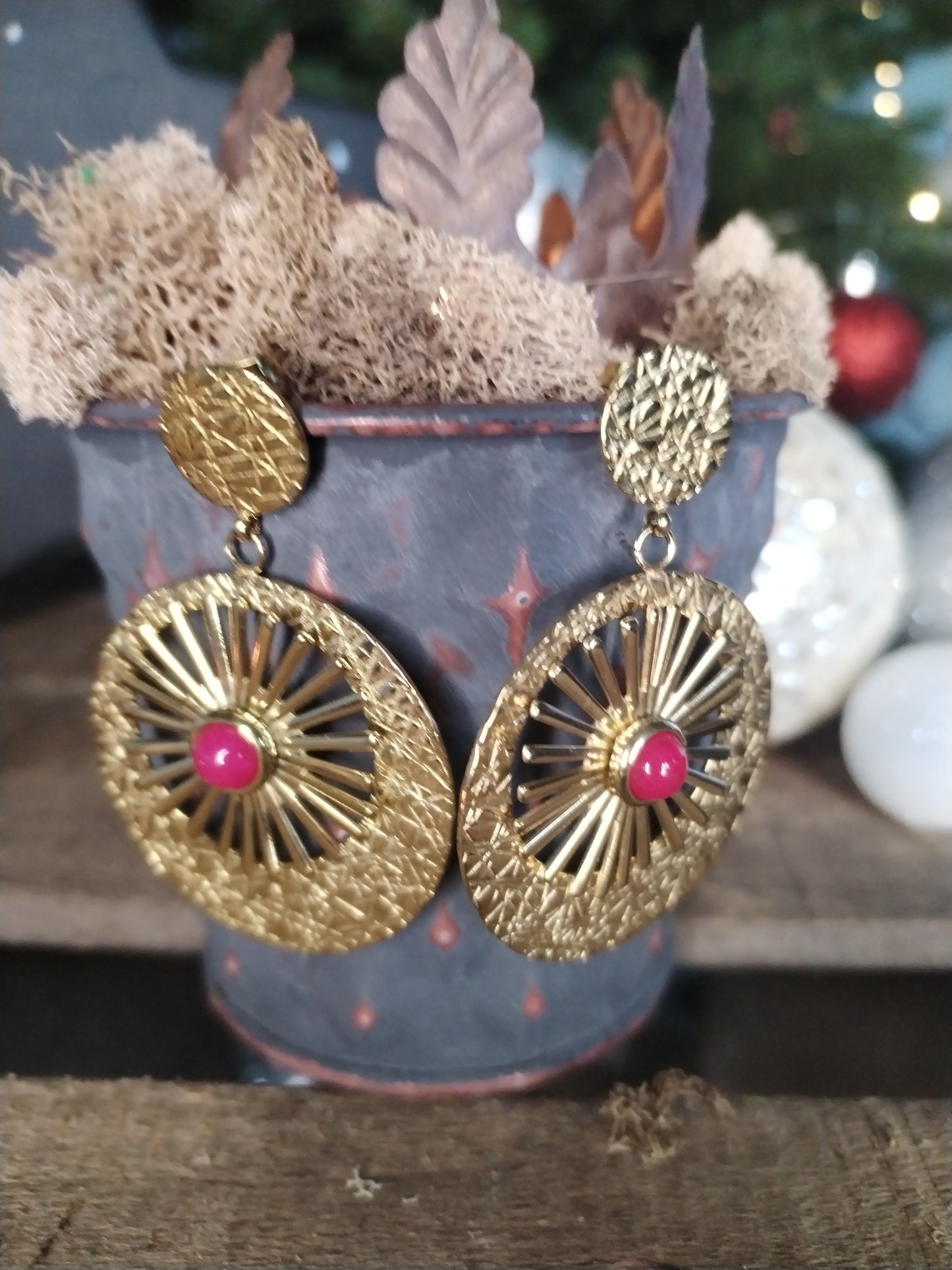 Boucles d'oreilles pendantes dorées avec pierre fuchsia