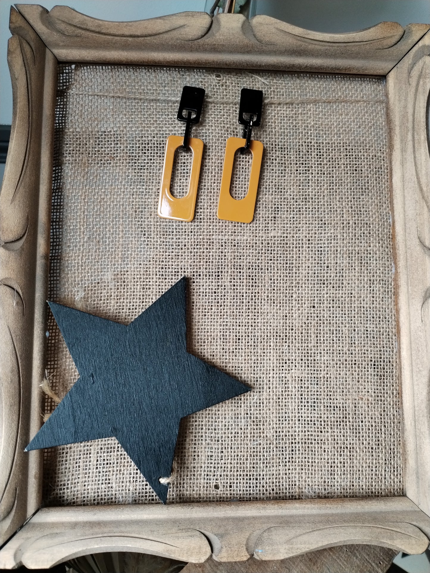 Boucles d'oreilles à clip avec rectangle noire et jaune moutard