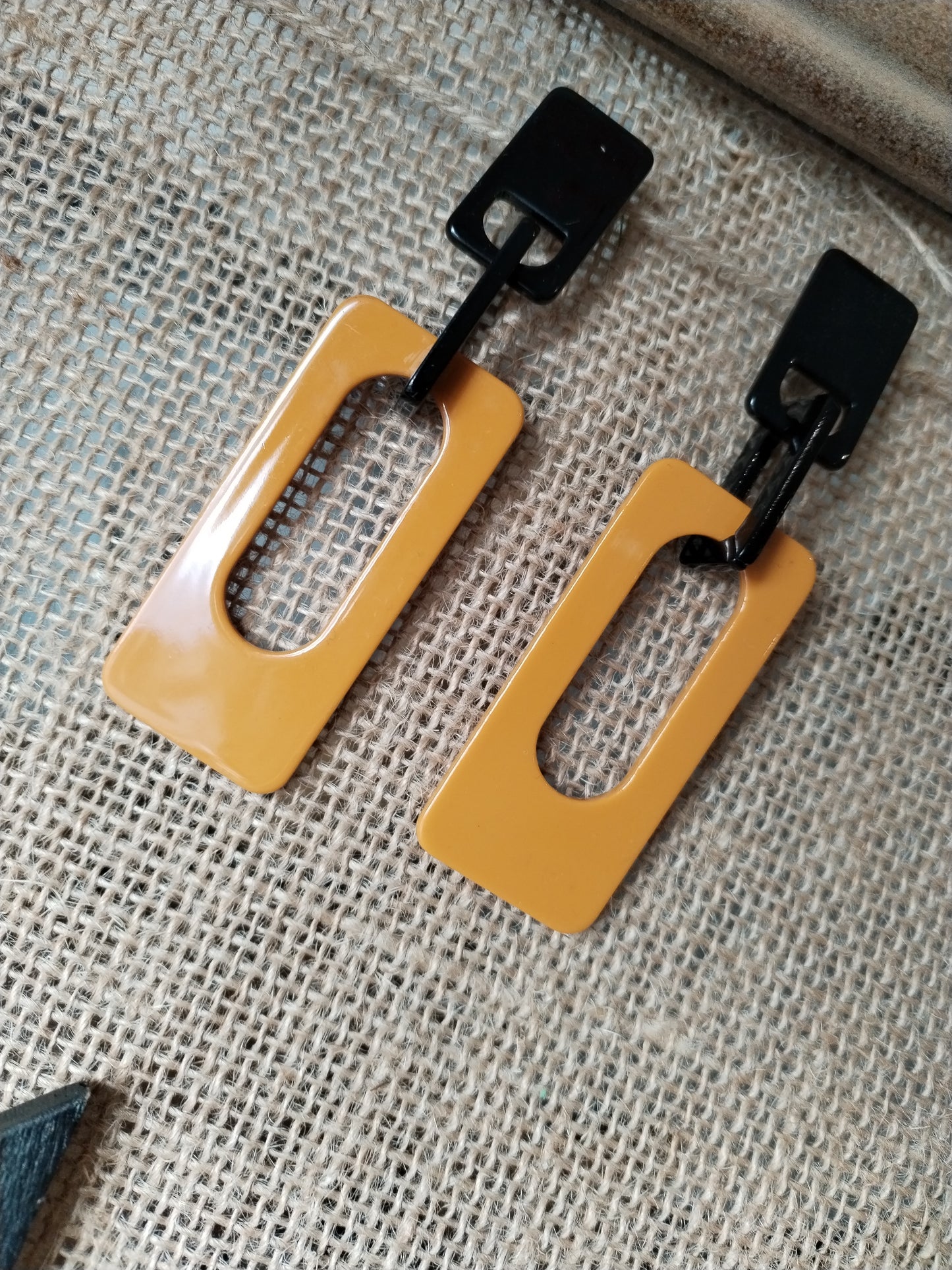 Boucles d'oreilles à clip avec rectangle noire et jaune moutard