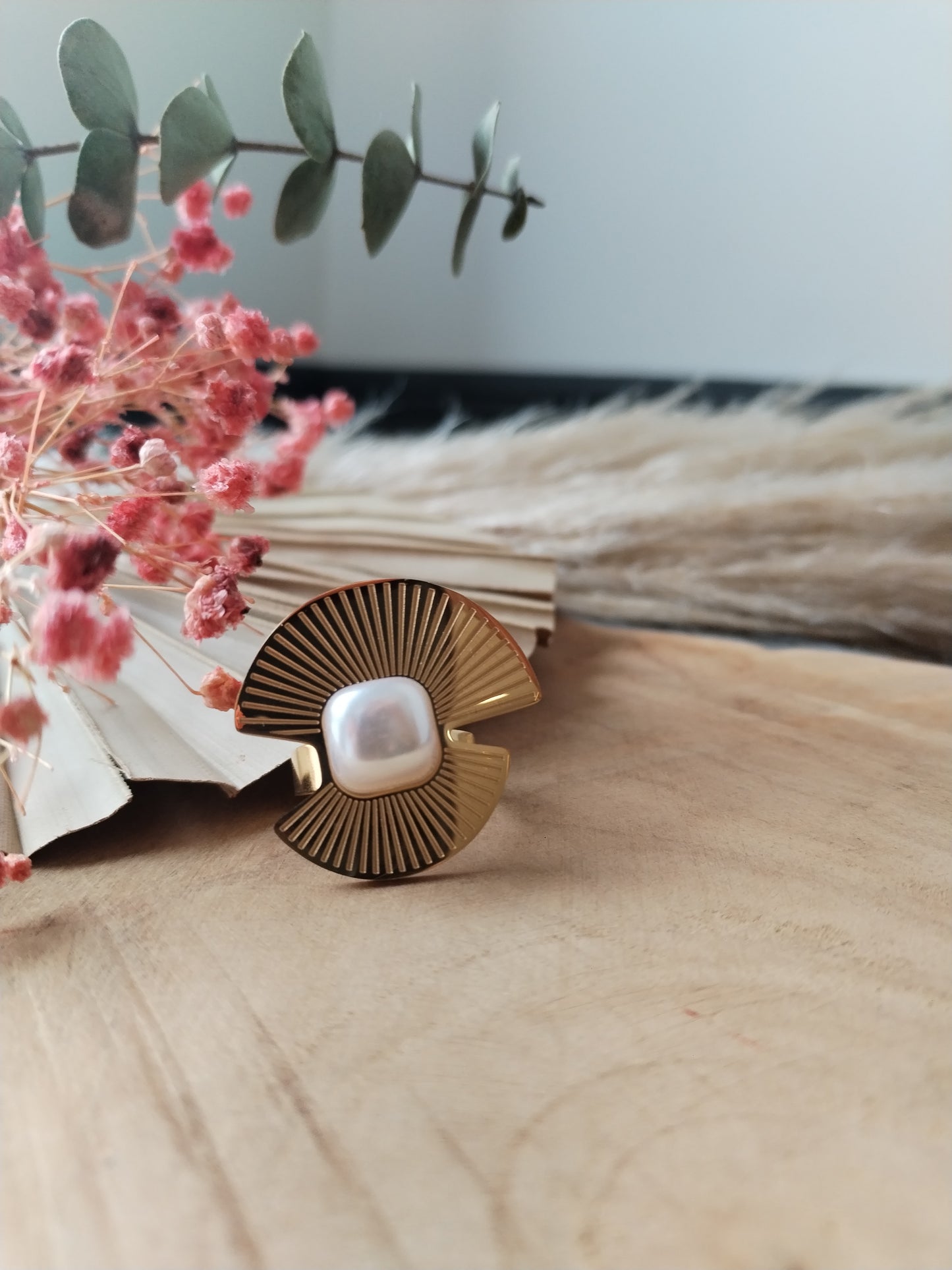 Bague dorée avec perle blanche