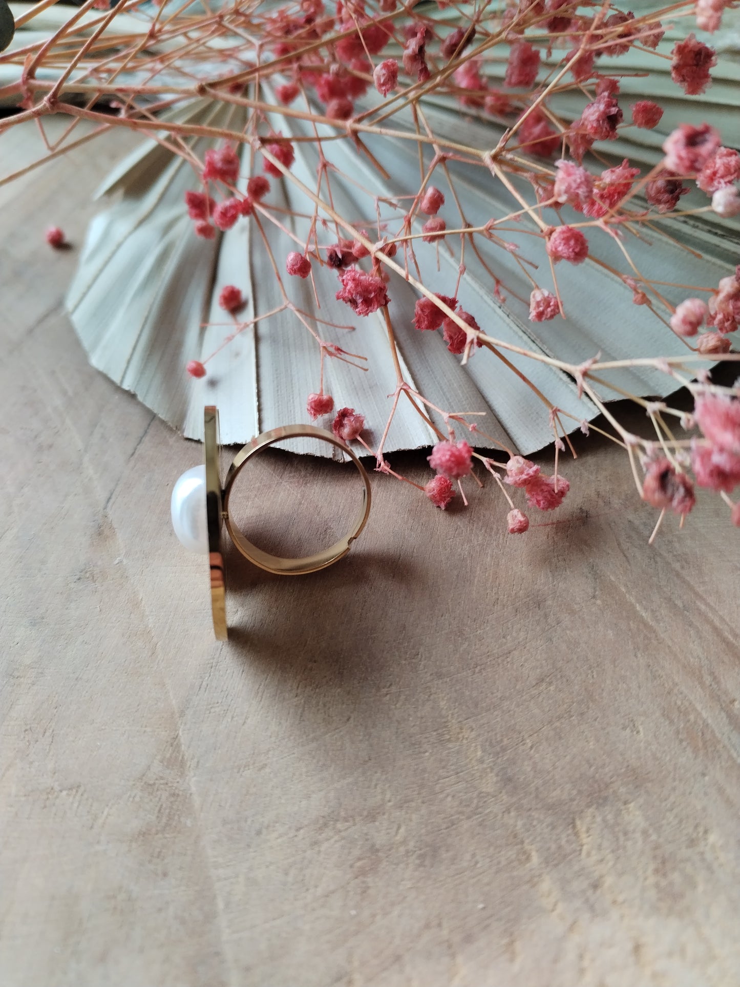 Bague dorée avec perle blanche