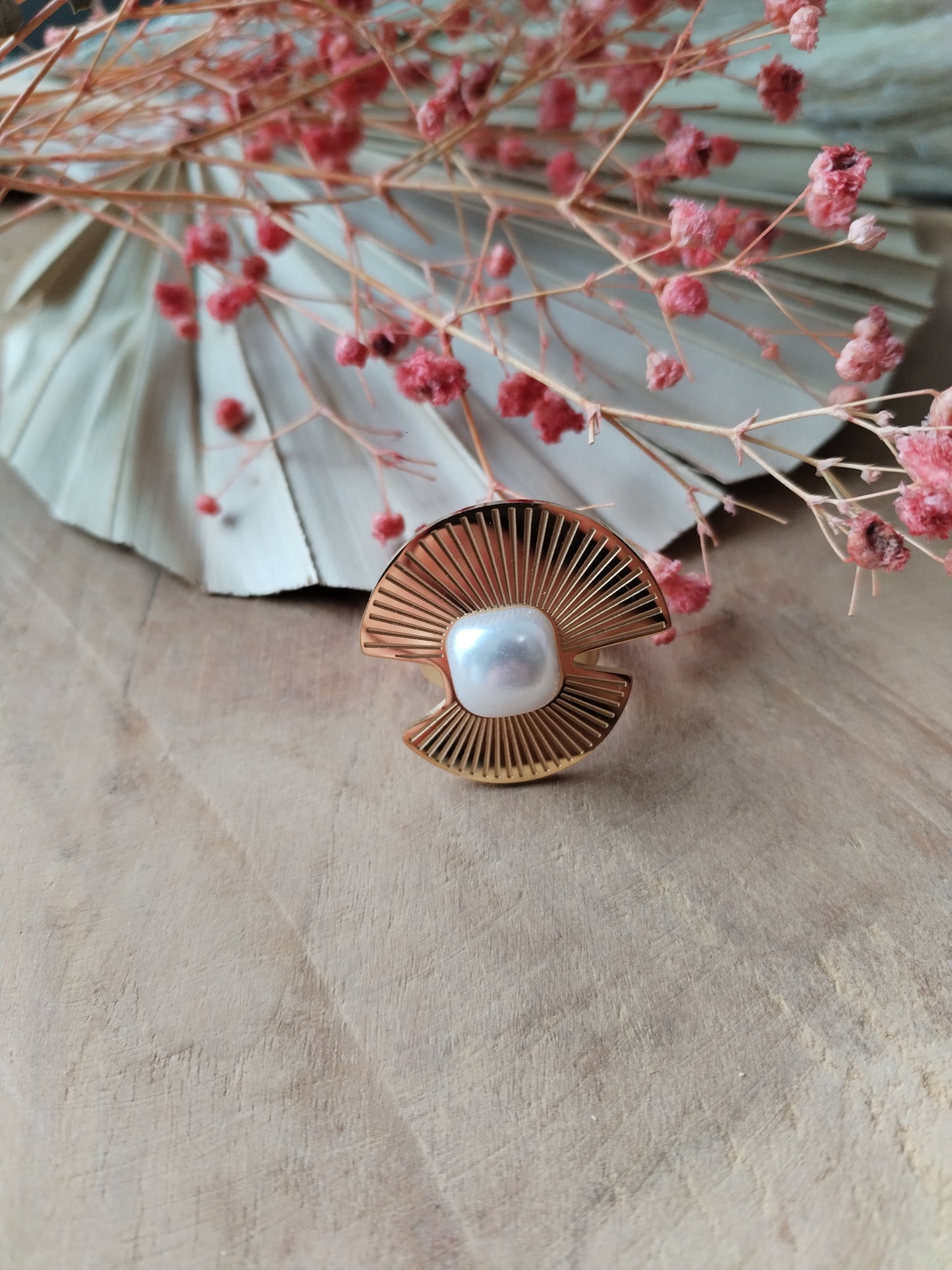 Bague dorée avec perle blanche