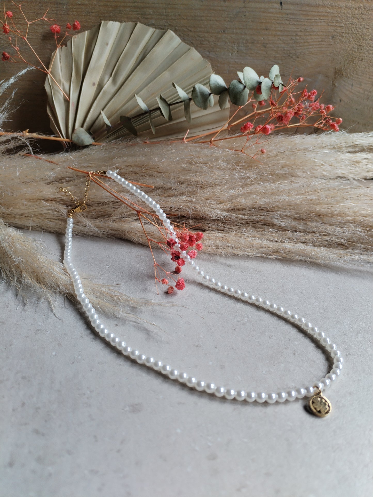 Collier de Perles blanches avec Pendentif Trèfle