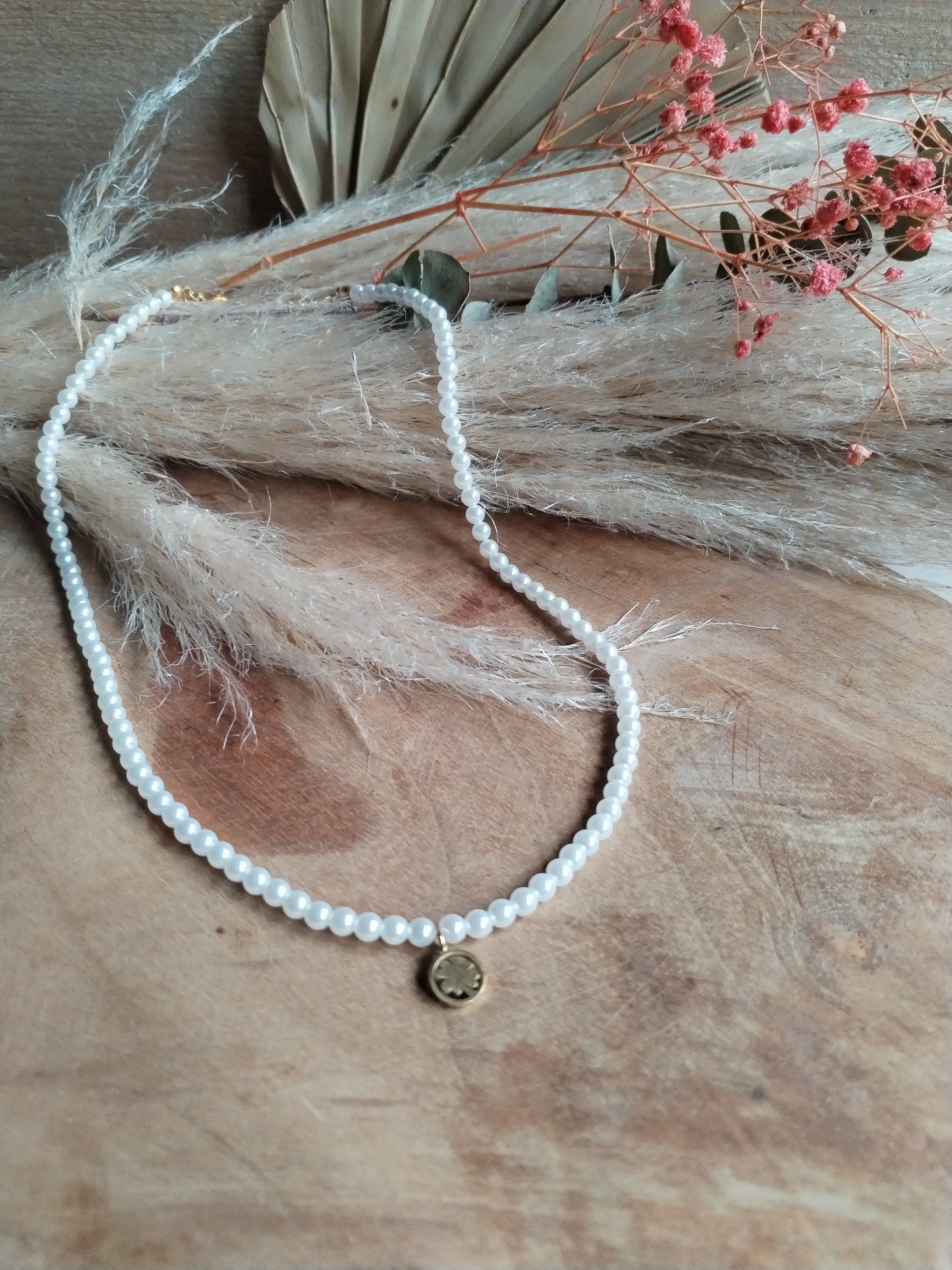 Collier de Perles blanches avec Pendentif Trèfle