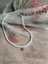 Charger l&#39;image dans la galerie, Collier de Perles blanches avec Pendentif Trèfle
