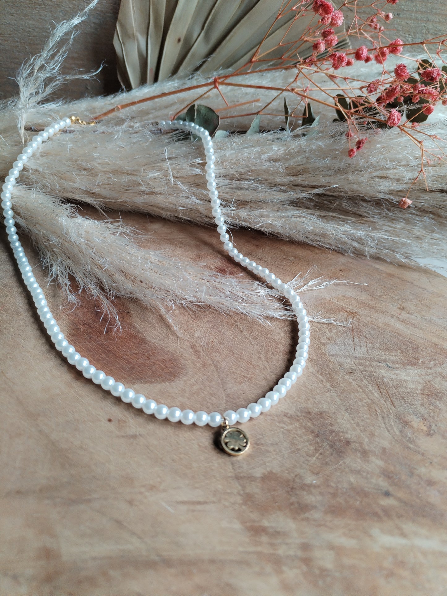 Collier de Perles blanches avec Pendentif Trèfle