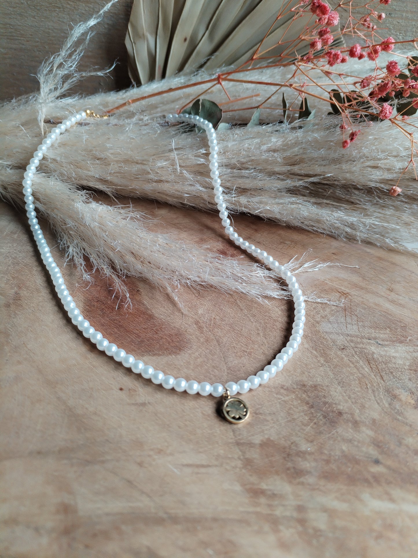 Collier de Perles blanches avec Pendentif Trèfle