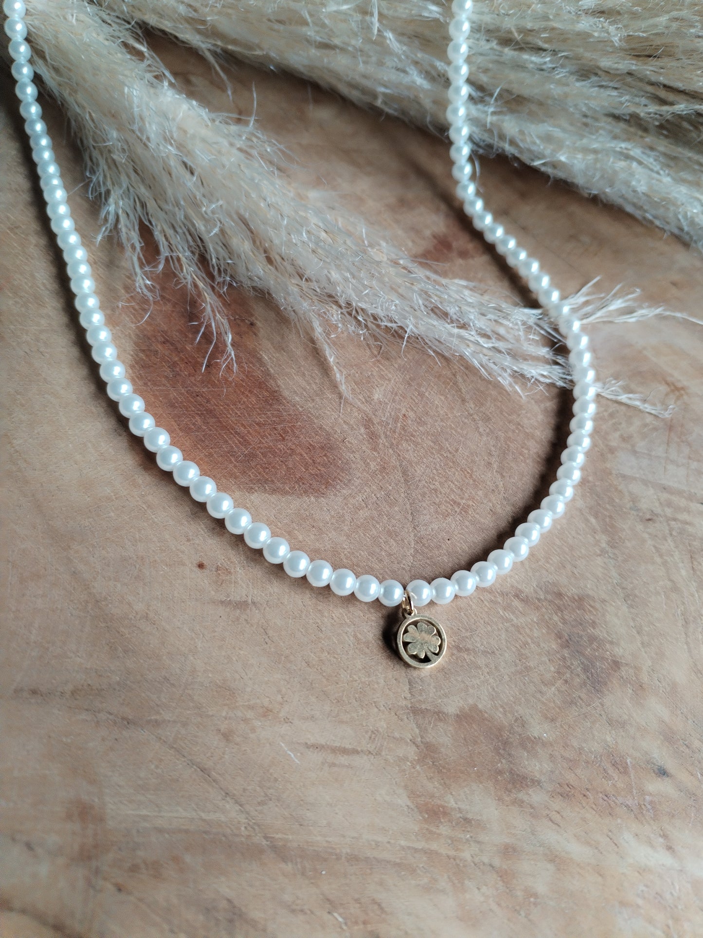 Collier de Perles blanches avec Pendentif Trèfle