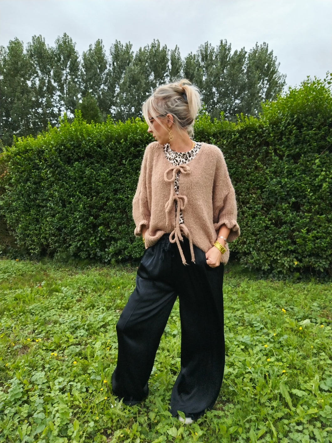 Pantalon en satin noir fluide et élégant