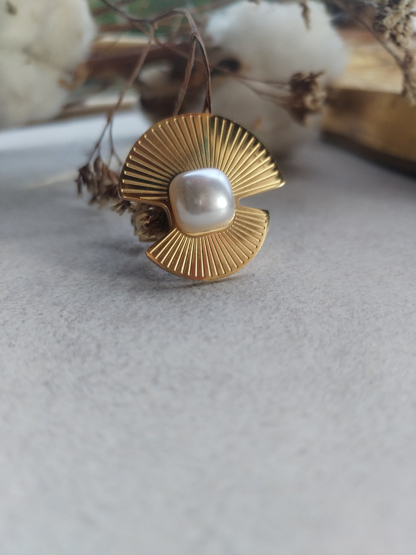 Bague dorée avec perle blanche