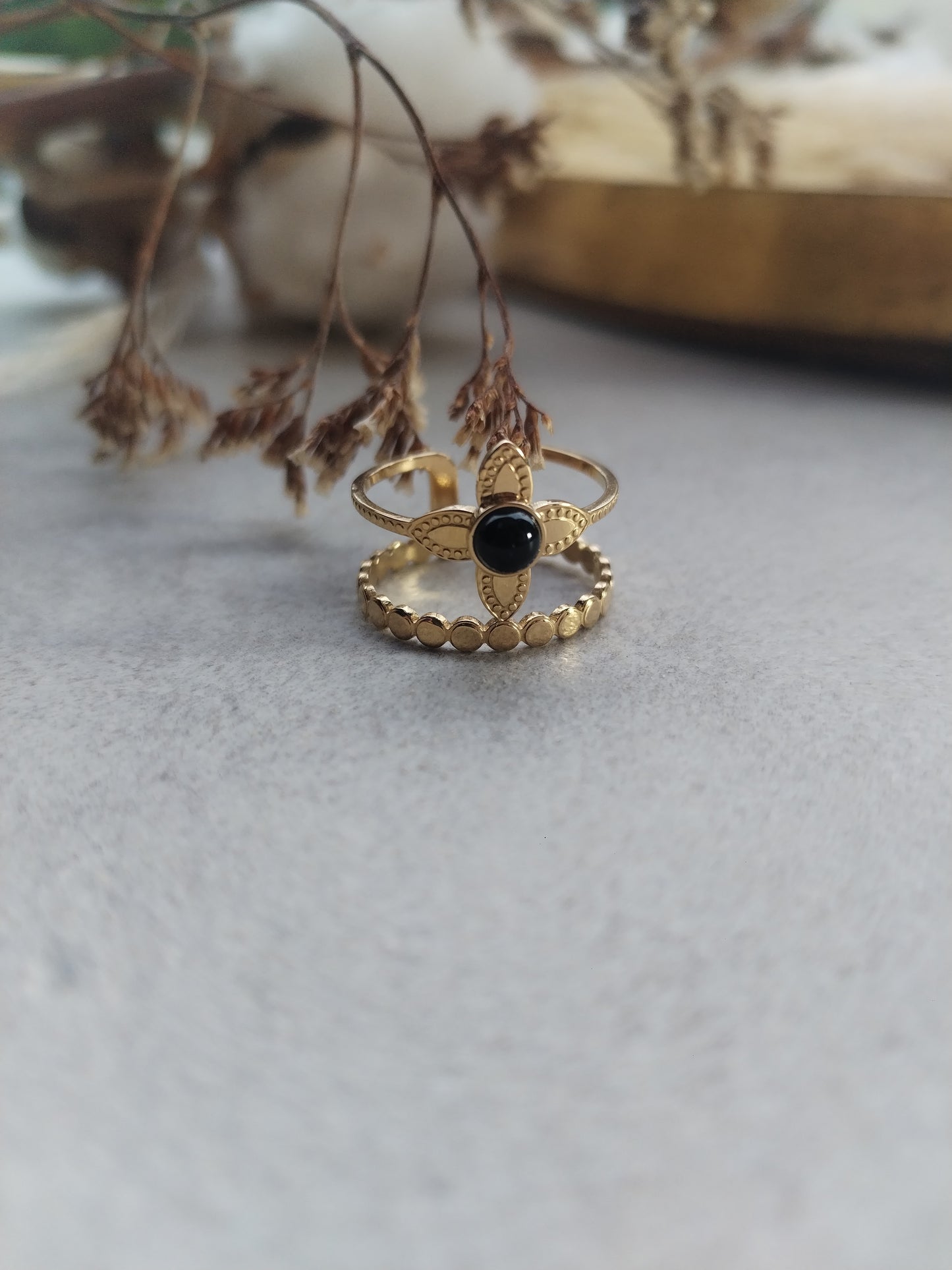 Bague en acier inoxydable doré avec perle noire