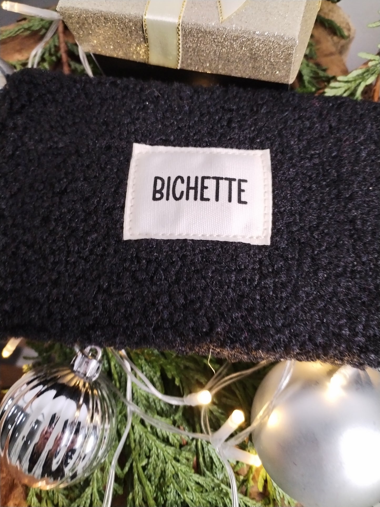 Pochette bouclette Noire avec inscription " Bichette"