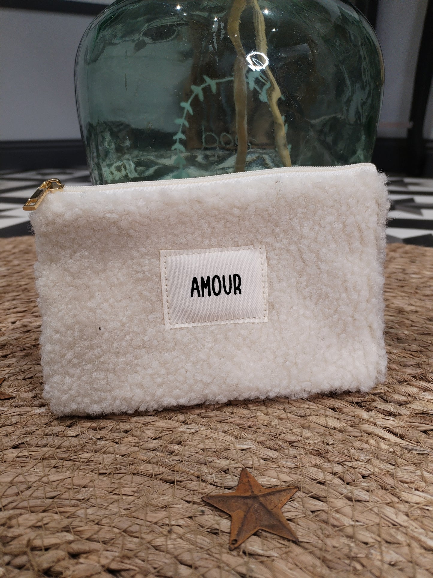 Pochette bouclette écrue avec inscription "Amour"