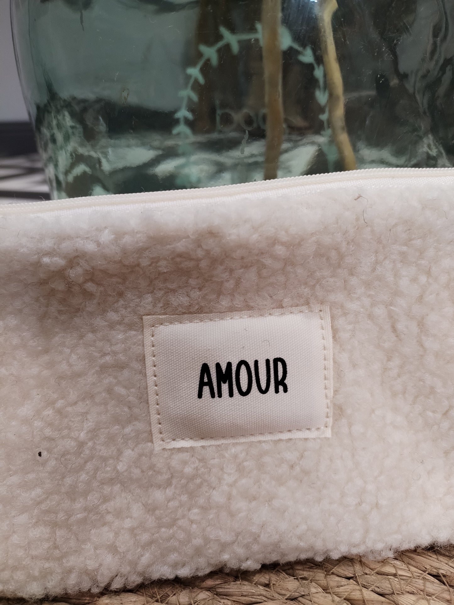 Pochette bouclette écrue avec inscription "Amour"