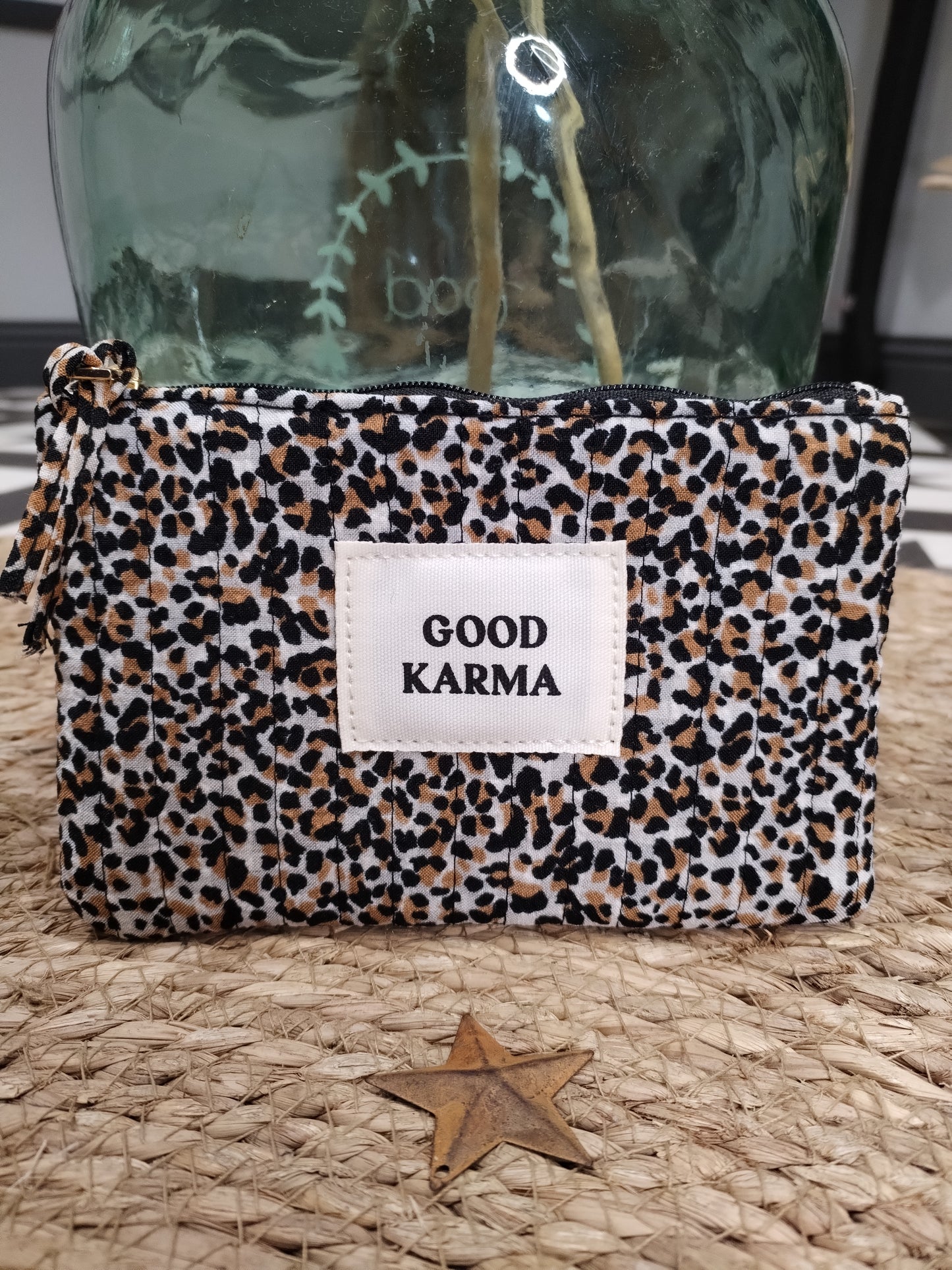 Pochette léopard clair avec inscription dorée "Good Karma"