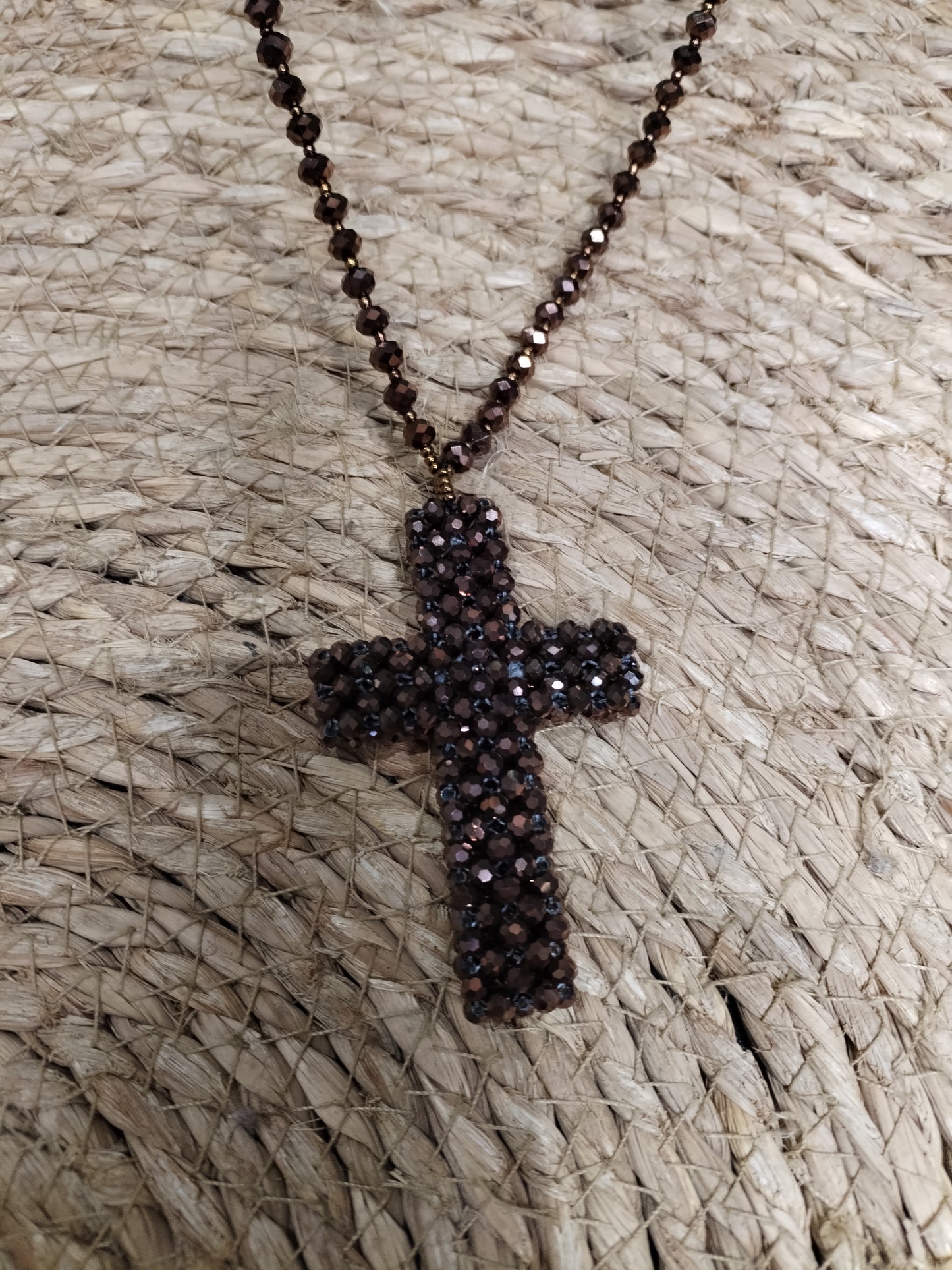 Collier croix en perle chocolat