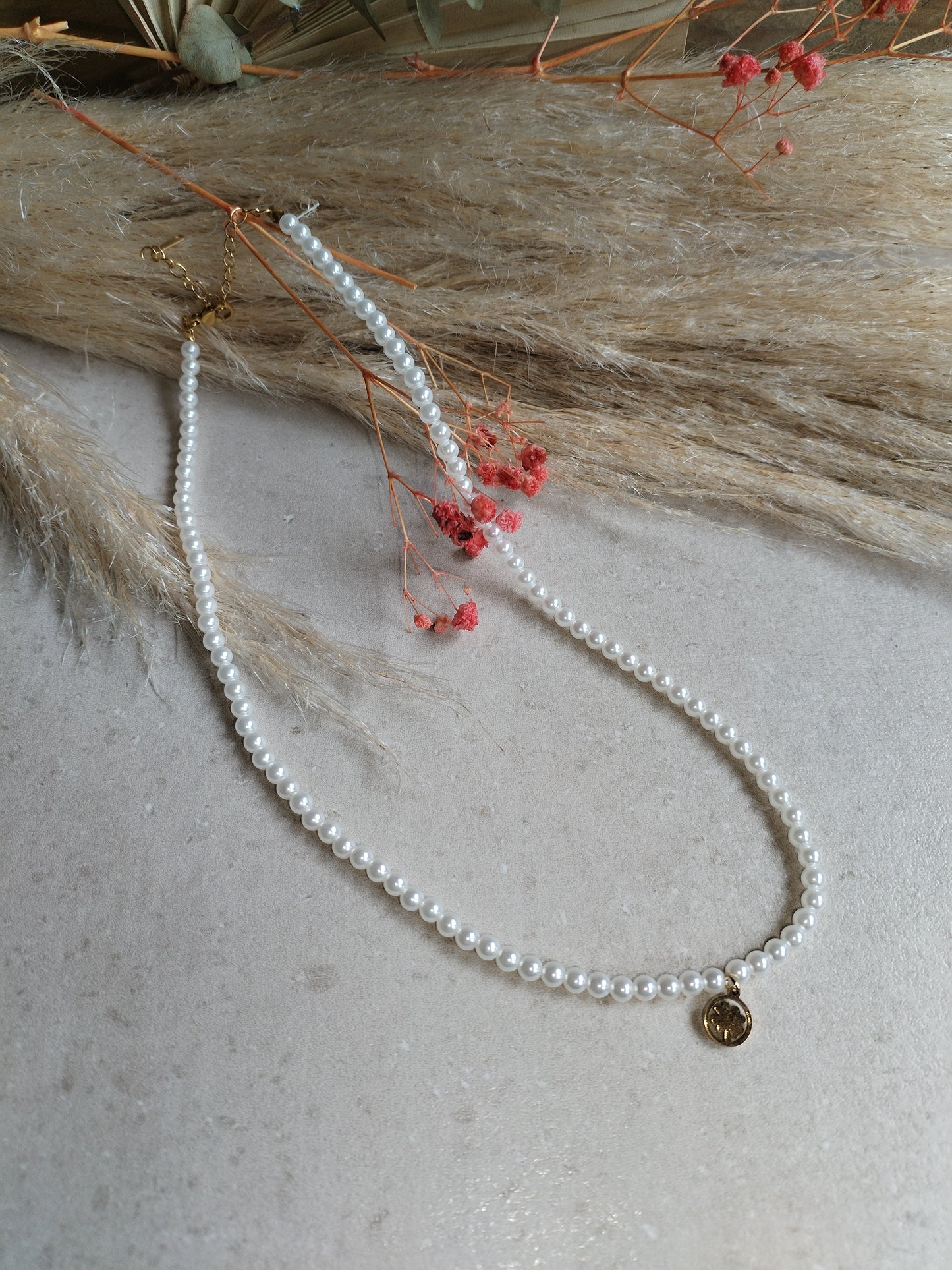 Collier de Perles blanches avec Pendentif Trèfle