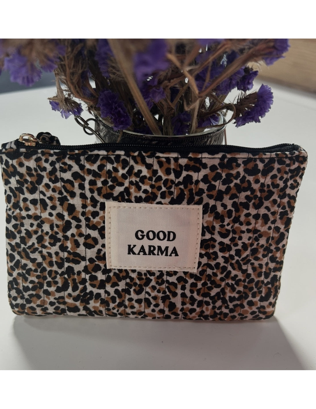 Pochette léopard clair avec inscription dorée "Good Karma"