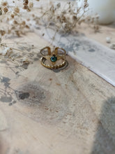 Charger l&#39;image dans la galerie, accessoire femme bijoux en acier inoxydable de couleur or avec perle verte au milieu 
